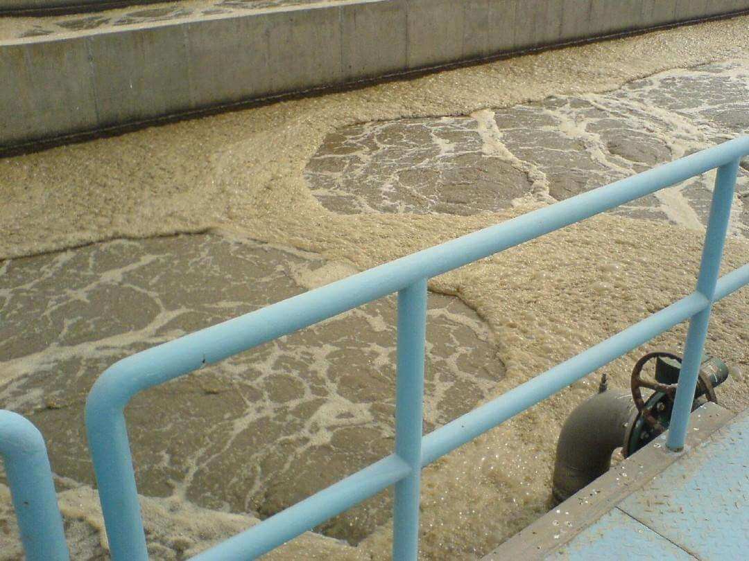 生物曝氣池出現(xiàn)泡沫，使用哪種消泡劑？